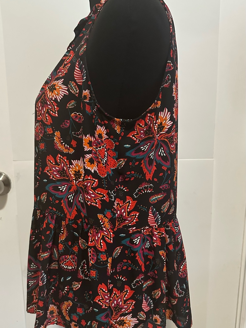 LOFT Bloom Peplum Shell Floral Sleeveless Ruffle Mock Neck Blouse Approx. Size M - Picture 7 of 14